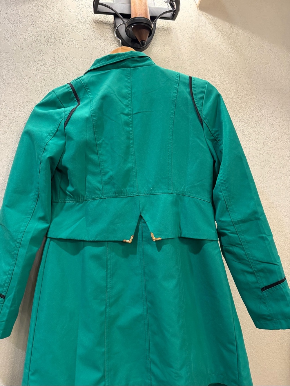Size 2. Green Double-Breasted Trench Coat. Navy accented pockets. Silver buttons - Picture 8 of 13